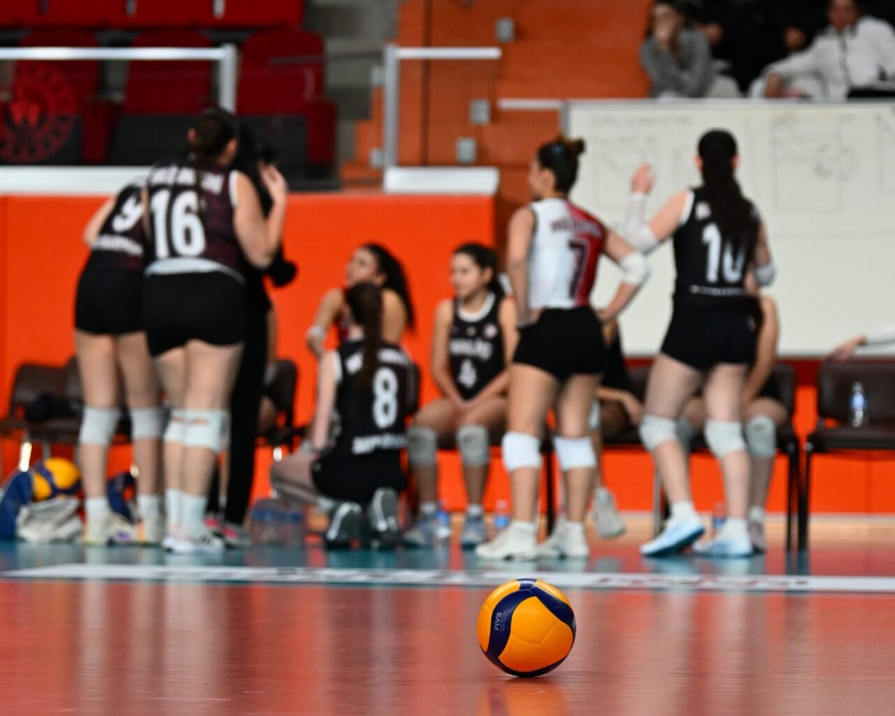 Haliç Akademi voleybol takımı maç arasında