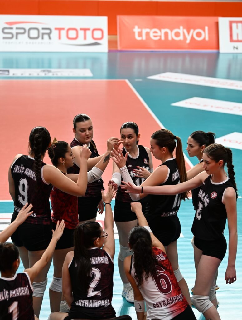 Haliç Akademi oyuncuları sahada kenetleniyor